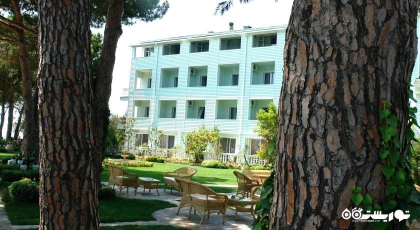 رستوران فضای باز و ساختمان هتل